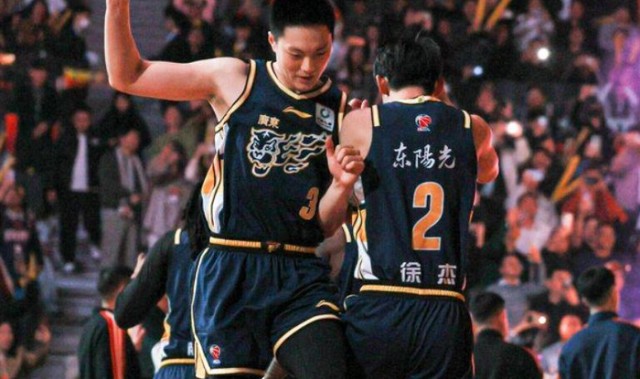 拿600万，11中3还嫉妒徐杰，球迷：徐杰受伤你笑，徐杰三分你苦脸|胡明轩|杜锋|广东|体育赛事讨论|三分球_新浪体育_新浪新闻