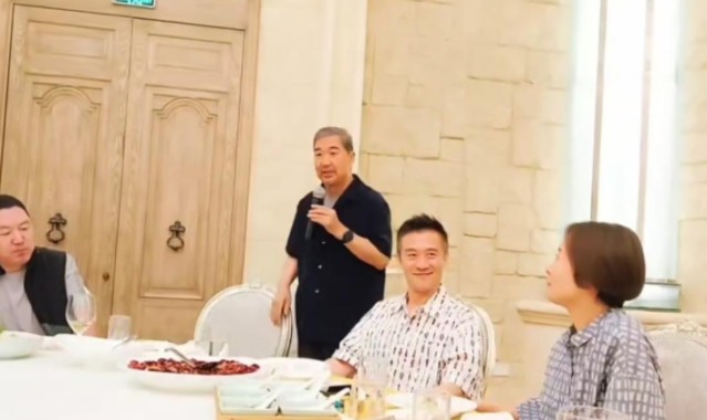 黄志忠带柯蓝和张国立聚餐！黄志忠看不出像56岁，和柯蓝拉手恩爱