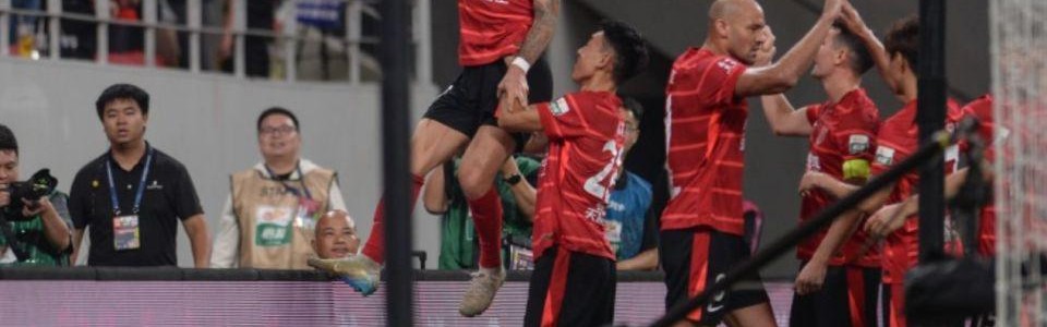 4万人狂欢 蓉城登顶中超：4-1屠杀，海港吞13轮首败 徐正源6轮5胜